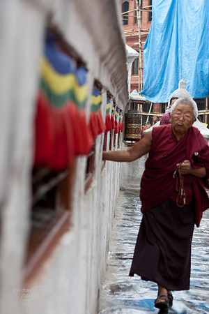 Buddhists praying @ Boudhanath Stupa